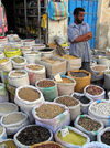 Algrie - El Oued: commerant et ses produits - photographie par J.Kaman