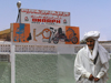 Algrie - Touggourt - Wilaya de Ouargla: vieil homme prs ONAAPH - Office National d'Appareillages et d'Accessoires pour Personnes Handicapes - photographie par J.Kaman