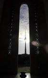 Azerbaijan - Baku: Martyrs' monument, sun and TV tower - Shahidlar Hiyabany - photo by M.Torres