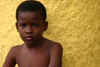 Brazil / Brasil - Salvador (Bahia): boy and wall / garoto e parede (photo by N.Cabana)