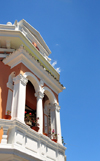 Quito, Ecuador: elegant balcony with arches and vases - corner of Chile and Guayaquil streets - photo by M.Torres