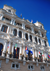 Quito, Ecuador: Plaza Grande / Plaza de la Independencia - Palacio Hidalgo, built for Juan Diaz de Hidalgo, now the Hotel Plaza Grande - photo by M.Torres