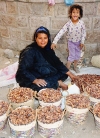 Egypt - Karnak: date seller and her daughter (photo by J.Kaman)