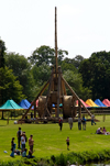 Warwick, Warwickshire, West Midlands, England: castle - Warwick castle - Trebuchet catapult - a medieval siege engine, employed either to batter masonry or to throw projectiles over walls - photo by F.Hoskin