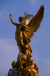 London: angel of Victory at Queen Victoria Memorial, Queen's Gardens, in front of Buckingham palace - sculptor Sir Thomas Brock - photo by M.Torres