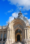 France: Petit Palais - monumental portico with Antonin Injalbert's high relief 'la Ville de Paris protgeant les Arts' - architect Charles Girault, Beaux-arts style - Avenue Winston Churchill, Champs-lyses - 8e arrondissement - photo by M.Torres