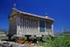 Galicia / Galiza - Combarro - Pontevedra province: traditional galician granary called hrreo - espigueiro - Rias Baixas - photo by S.Dona'