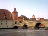 Germany - Bavaria - Regensburg: stone bridge over the Danube and the Schuldturm tower - Old town - UNESCO world heritage site / Steinerne Brcke und Schuldturm - photo by M.Torres