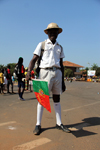 Bissau, Guinea Bissau / Guin Bissau: Avenida Amlcar Cabral, Carnival, young man with portuguese flag and Pith helmet / Avenida Amilcar Cabral, carnaval, jovem rapaz a desfilar com a bandeira Portuguesa e capacete colonial - photo by R.V.Lopes