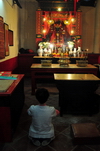 Hong Kong: worshiper at Man Mo Temple, pays tribute to the God of Literature (Man) and the God of War (Mo) - Taoist temple on Hollywood Road, Sheung Wan, Hong Kong Island - photo by M.Torres