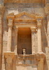 Jerash - Jordan: window in Hadrian's triumphal arch - Bab Amman - Roman city of Gerasa - photo by M.Torres