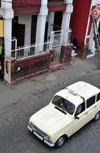 Antananarivo / Tananarive / Tana - Analamanga region, Madagascar: Renault 4 taxi - Rue Ramanantsoa - photo by M.Torres