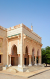 Nouakchott, Mauritania: the Saudi Mosque aka Grand Mosque - arched porch with intricate Islamic ornamentation - King Faisal avenue and Mamadou Konate street - la Mosque Saoudienne - photo by M.Torres