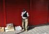 Mauritius - Port Louis: old man at the market - stores - red - photo by A.Dnieprowsky