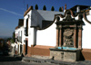 Mexico - San Miguel de Allende (Guanajuato): Looking down Calle Cuadrante - old fountain / fuente (photo by R.Ziff)