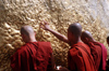 Myanmar - Kyaiktiyo - Mon State: monks attach gold foil to the golden rock - photo by W.Allgwer - Der Goldene Fels mit der darauf befindeten Kyaiktiyo-Pagode ist eine der heiligsten buddhistischen Sttten in Myanmar. Der Goldene Fels liegt auf einem Berg