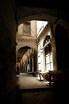 Peshawar, NWFP, Pakistan: old city - dark alley - houses - photo by G.Koelman