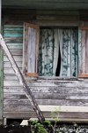 Panama - Bocas del Toro - run down house - photo by H.Olarte