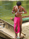 Panama - Chagres National Park: Embera Wounaan man carves a piece of cocobolo hardwood - Panama province - photo by H.Olarte