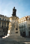 Portugal - Lisboa: o poeta Luis de Cames na praa com o seu nome - Bairro Alto - photo by M.Durruti