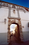 Portugal - Setbal: arch at Defensores da Republica square / arco no largo dos Defensores da Repblica - entrada da rua Arronches Junqueiro (Poeta) - photo by M.Durruti