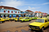 So Tom, So Tom and Prncipe / STP: yellow taxis on Conceio avenue - old Toyotas - Portuguese houses across the market / taxis amarelos na Avenida Conceio - vivendas Portuguesas em frente ao mercado - photo by M.Torres