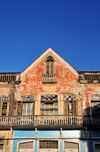 So Tom, So Tom and Prncipe / STP: old colonial building needing a paint job - Praa Amizade / velho edifcio colonial - Rua Patrice Lumumba, Praa Amizade, antigo Largo da Feira - photo by M.Torres