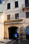 Alghero / L'Alguer, Sassari province, Sardinia / Sardegna / Sardigna: Porta a Mare - passage linking the harbour to Plaa de Pou Vell / Piazza Civica - photo by M.Torres