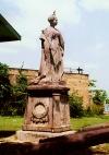 Suriname - Paramaribo: the Queen and the bird (photo by G.Frysinger)