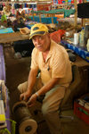 Tonga - Tongatapu - Nuku'alofa: jewellery craftsman - photo by D.Smith