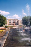 Bender / Tighina - Transnistria / Transdniestr / Pridnestrovie: fountains by the Pavel Tkachenko monument - photo by M.Torres