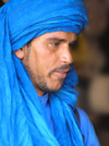 Tunisia - Douz: Touareg / Tuareg in blue turban II (photo by J.Kaman)