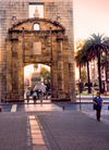 Uruguay - Montevideo: the old Spanish gate - Gateway of the Citadel - Plaza Independencia, in Ciudad Vieja - photo by M.Torres