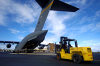 Wake island: unloading a C-17 Globemaster III strategic airlifter - aircraft - empilhador - photo by USAF / Tech. Sgt. Shane A. Cuomo